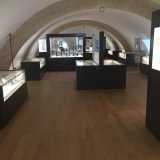 Il museo si sviluppa attraverso eleganti teche nere...